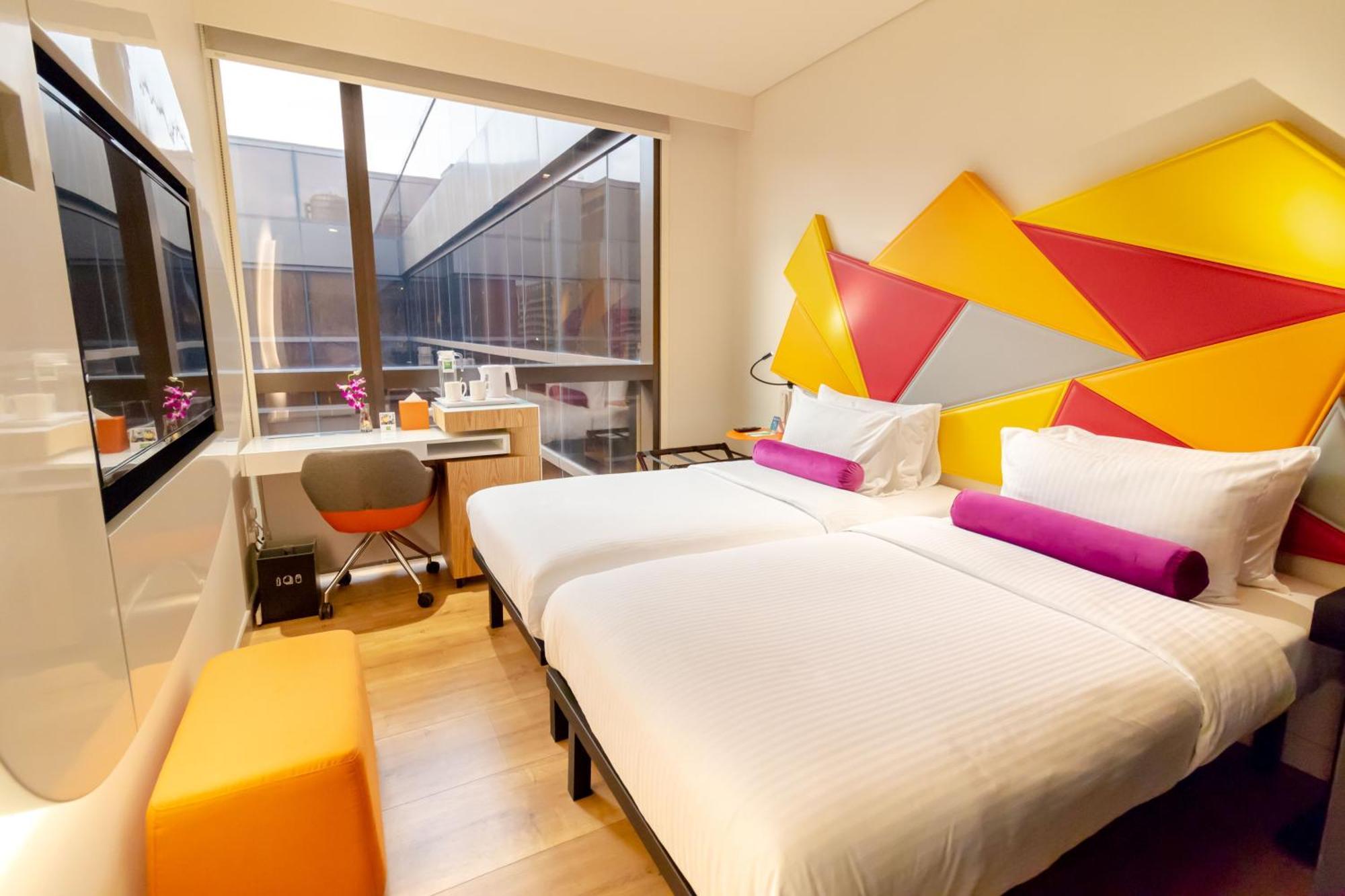 Standard Twin Room Pool View 2 Single Beds