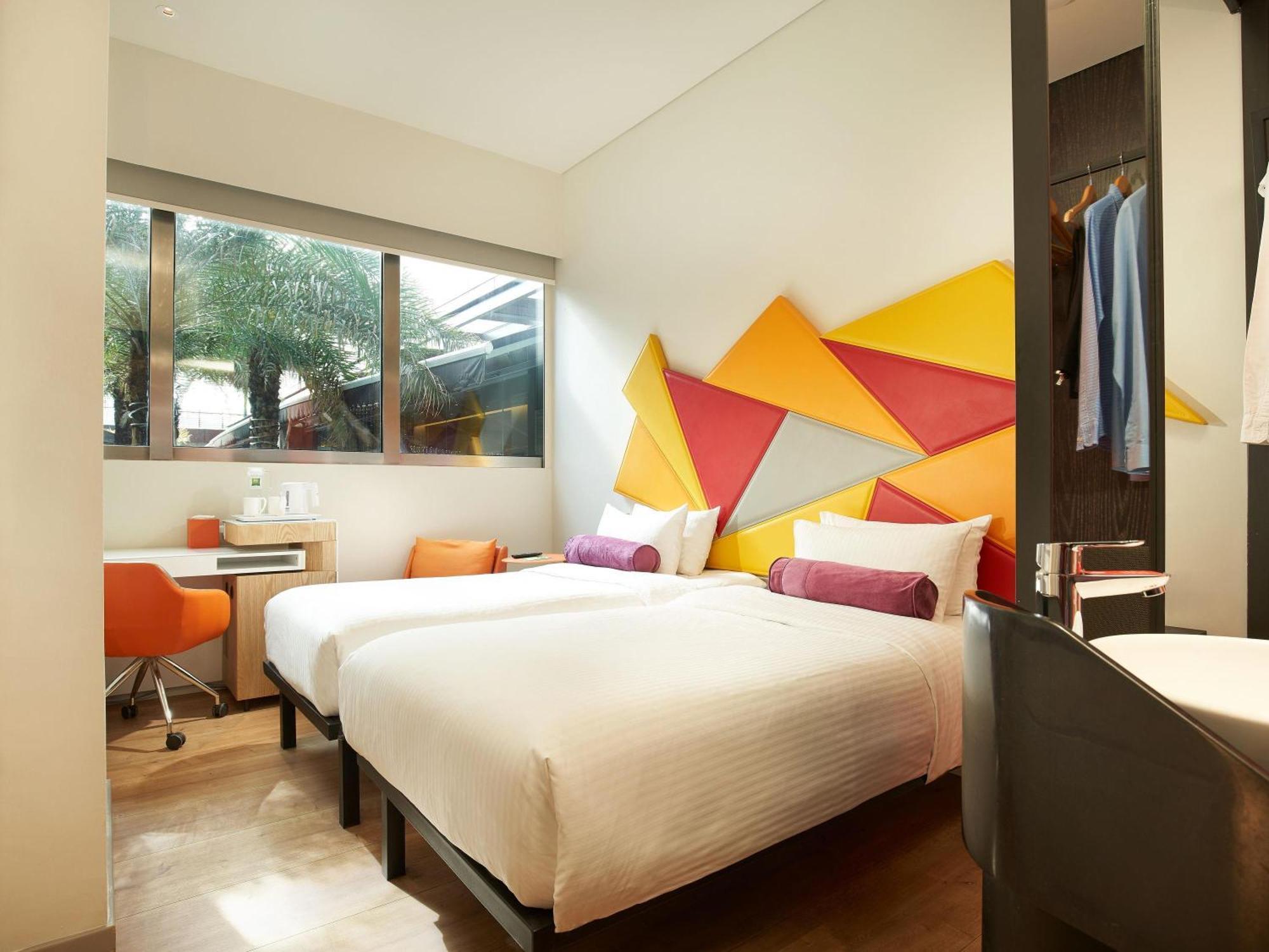 Standard Twin Room Pool View 2 Single Beds